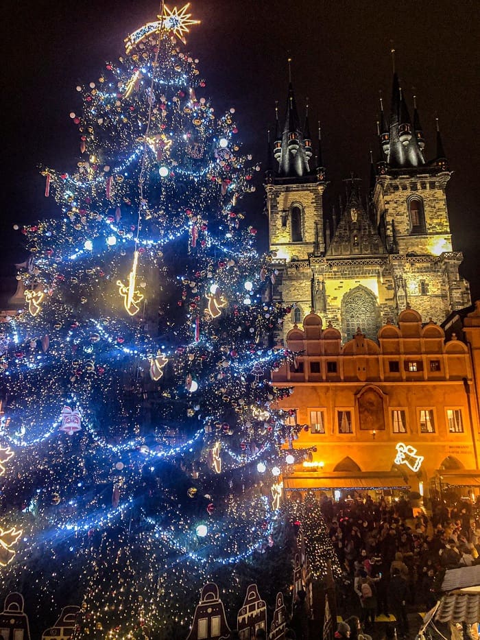Leo lên tháp Old Town vào dịp Giáng sinh ở Praha 