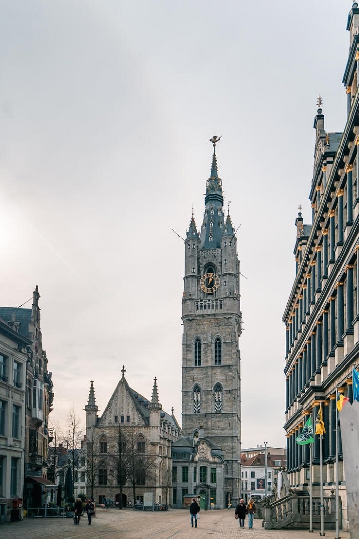 Tháp chuông Ghent là điểm du lịch ở gần nhà thờ St Bavo Ghent