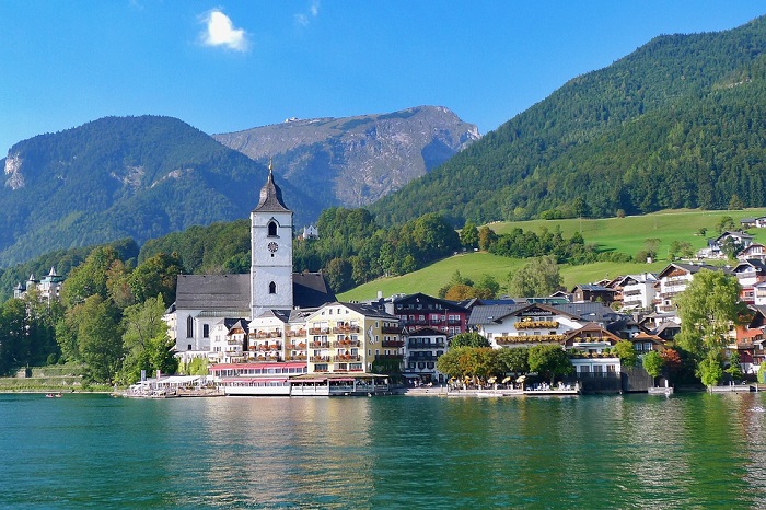 Thị trấn St. Wolfgang là điểm tham quan xung quanh hồ Wolfgang Áo