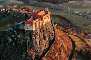 Ghé thăm lâu đài Riegersburg nằm trên ngọn núi lửa cao 482m ở Áo