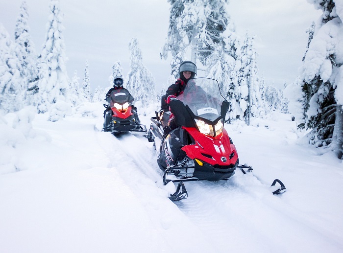 Lái xe trượt tuyết là một trong những truyền thống Giáng sinh ở Phần Lan 