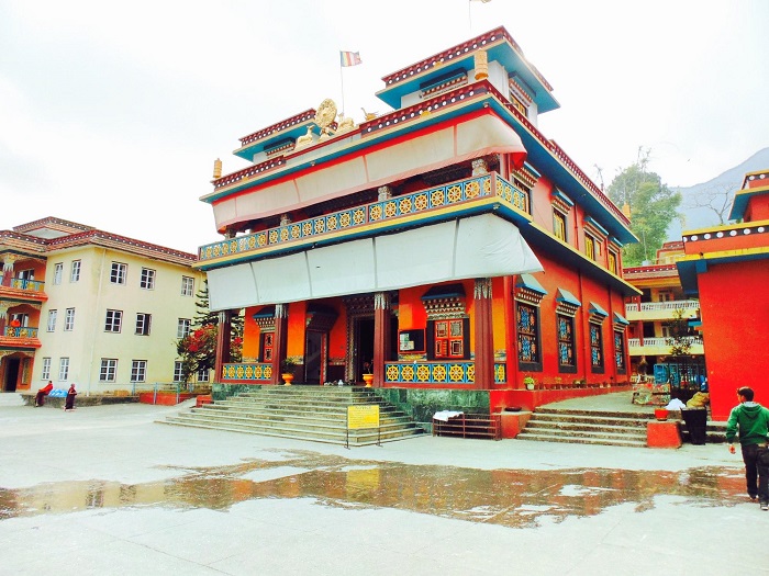 Tu viện Shree Gaden Dhargay Ling là điểm tham quan gần hang Gupteshwor Mahadev