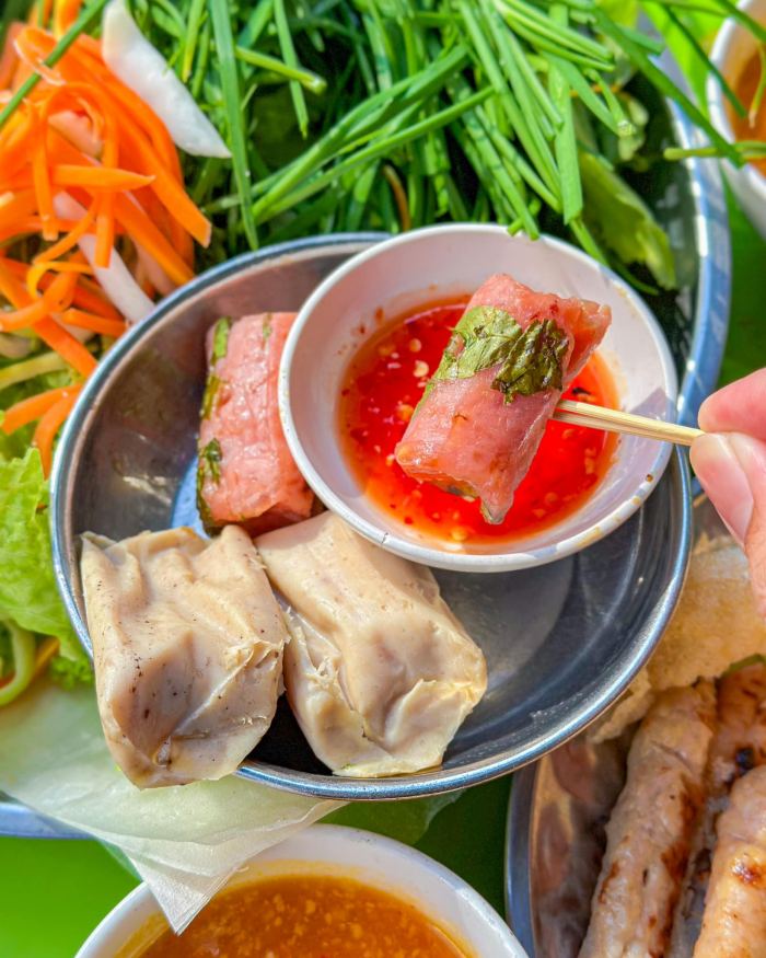 What to eat at Quy Nhon night market with spring rolls