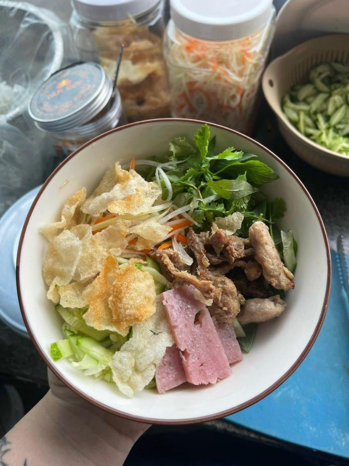 What to eat at Quy Nhon night market with noodles