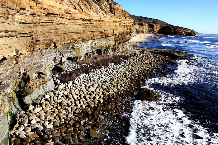 Công viên tự nhiên Sunset Cliffs là một dải bờ biển dài có những vách đá dựng đứng thẳng xuống đại dương bên dưới.