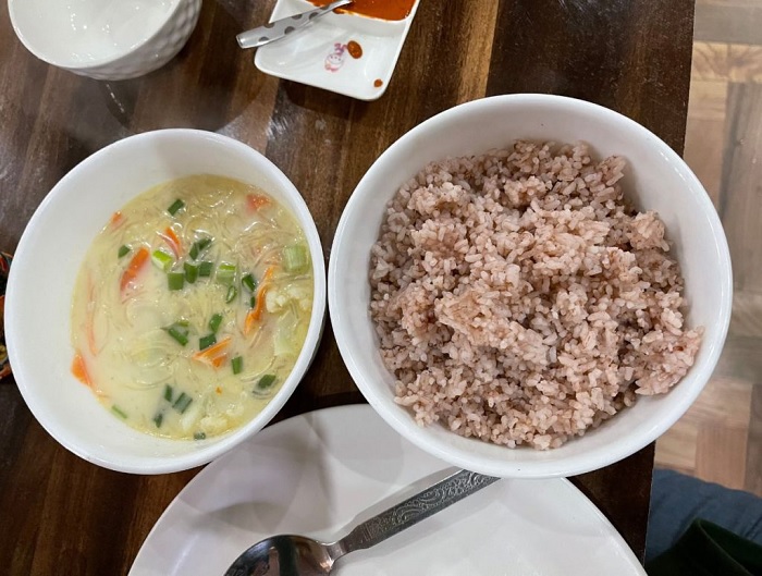 Cà ri Churpa với cơm đỏ - thị trấn Tawang