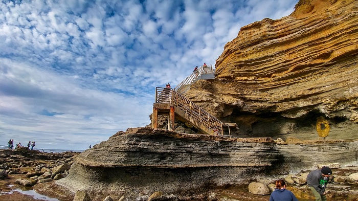 Bạn có thể đi cầu thang xuống những vách đá để đên ven biển Công viên tự nhiên Sunset Cliffs