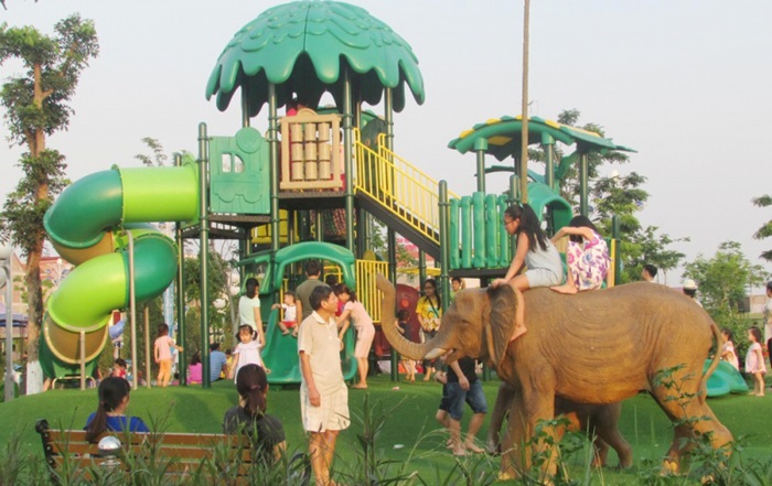 Christmas destination in Bac Ninh - Nguyen Van Cu Park