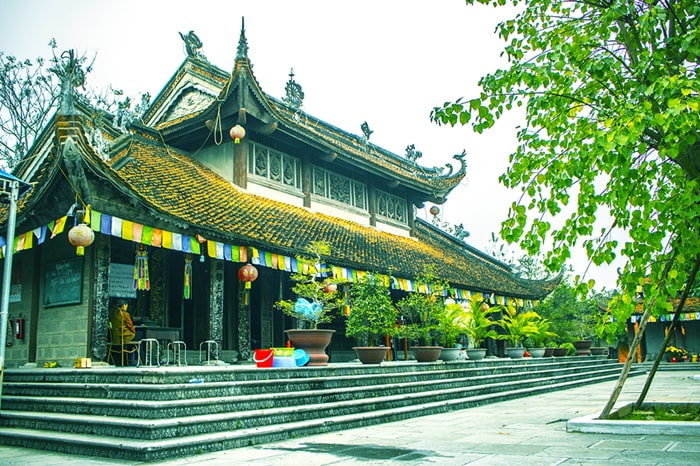 Phu Tho tourist destination - Bach Hac temple