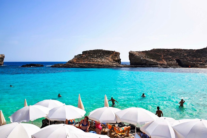 Bãi biển Comino cũng khá đông đúc -  Blue Lagoon ở Malta