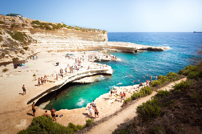 Bãi biển gần vịnh San Niklaw -  Blue Lagoon ở Malta