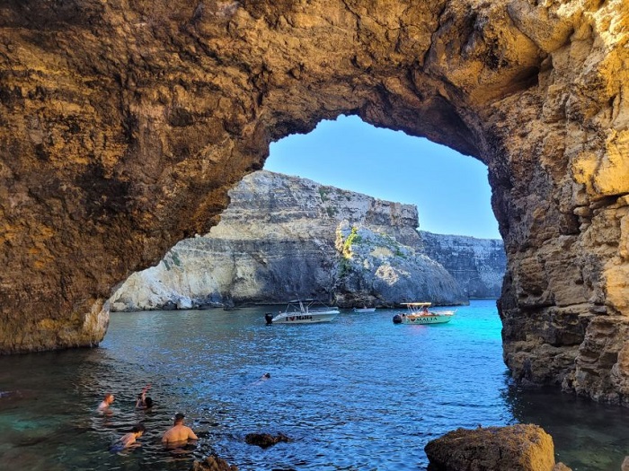 Bãi biển vòm đá ở  Blue Lagoon ở Malta