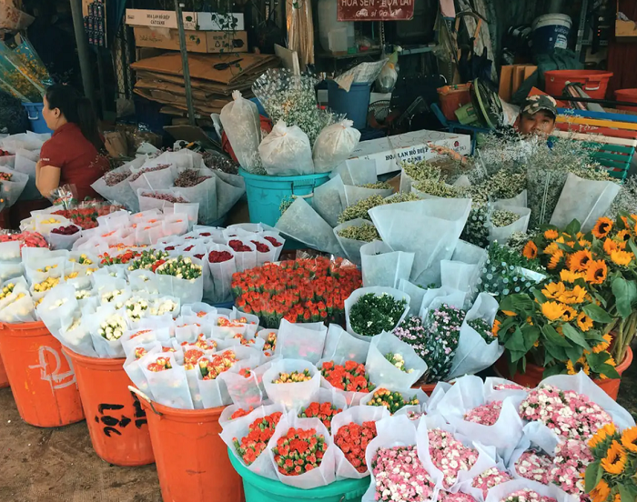 Explore Binh Dien flower market