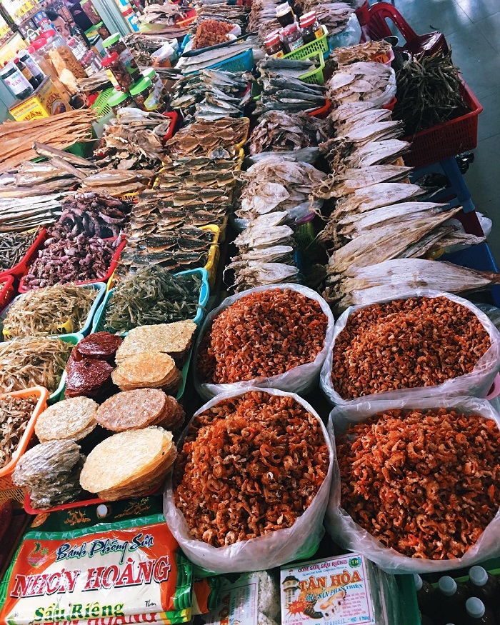 Explore Binh Dien dry market