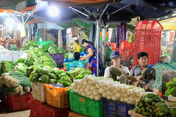 Explore Binh Dien vegetable market