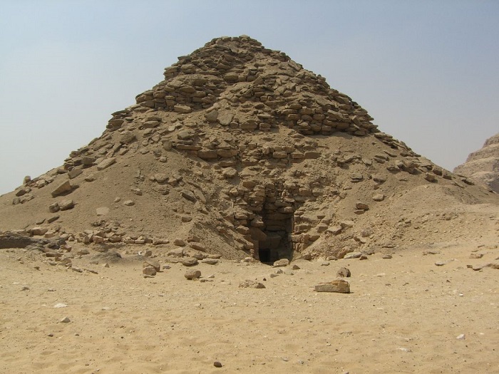 Kim tự tháp Userkaf là điểm tham quan ở nghĩa địa Saqqara