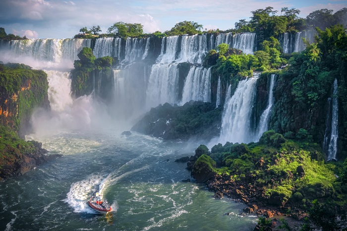 Thác Iguazú là một địa điểm du lịch Nam Mỹ