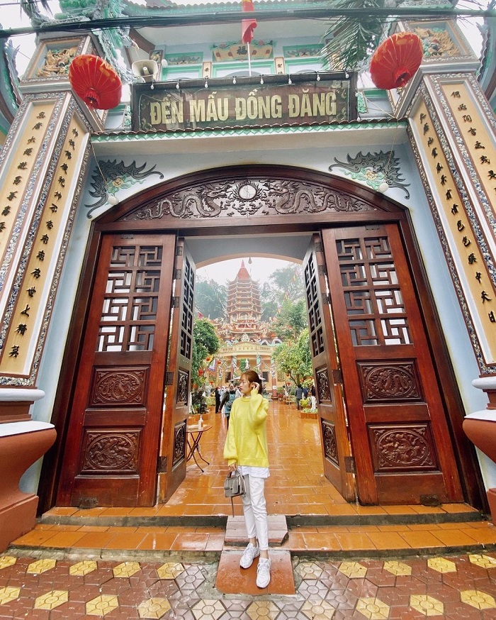 Đền Mẫu Đồng Đăng là ngôi đền Mẫu ở Việt Nam nổi tiếng 