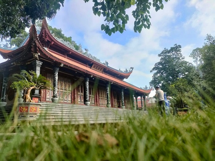 Đền Mẫu Đông Cuông là ngôi đền Mẫu ở Việt Nam với kiến trúc tinh xảo
