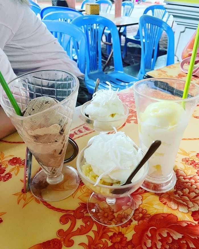 Snack shop in Ninh Binh - Thanh Hang sticky rice ice cream