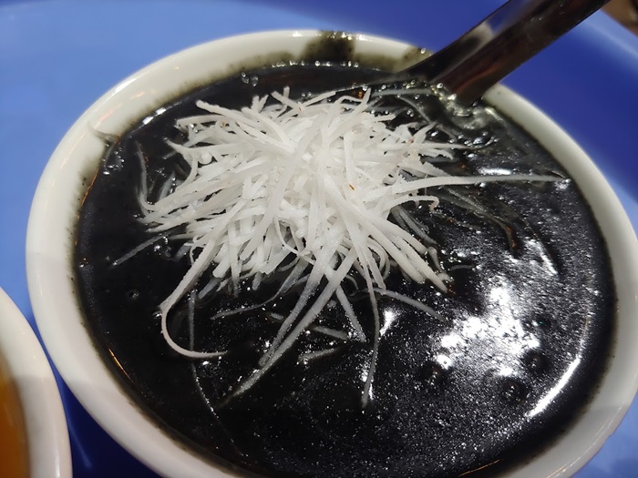 Delicious sweet soup shop in Hai Phong - Sui din, Dinh Tien Hoang sesame sweet soup