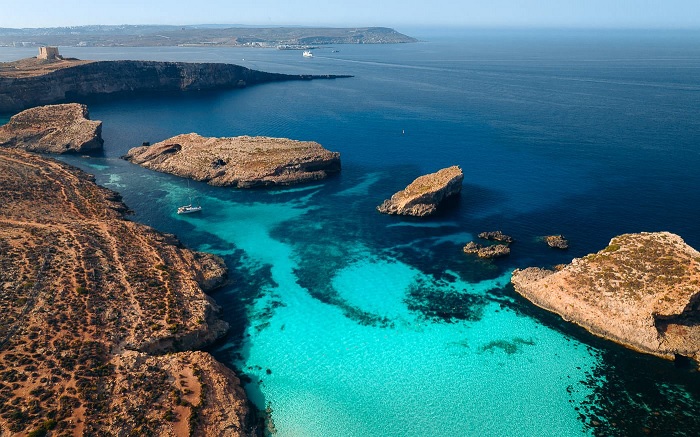 Blue Lagoon ở Malta có làn nước trong xanh như pha lê