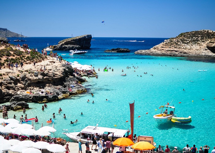 Bãi biển chính ở  Blue Lagoon ở Malta