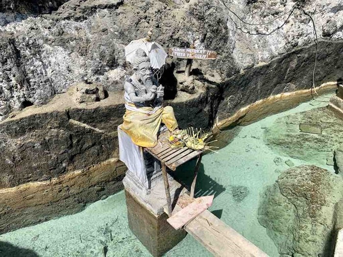 Khám phá ngôi đền Hindu độc đáo tại thác Peguyangan