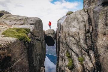 Đi bộ lên đỉnh núi Kjerag và check in với tảng đá Kjeragbolten nổi tiếng ở Na Uy