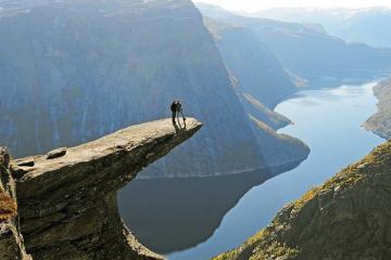 Trải nghiệm đứng trên đỉnh vách đá Trolltunga nổi tiếng ở Na Uy