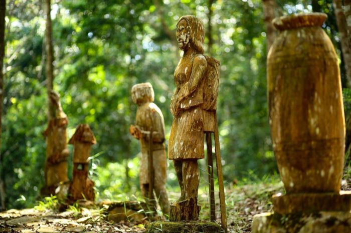 Statues in the Mang Den wooden statue garden