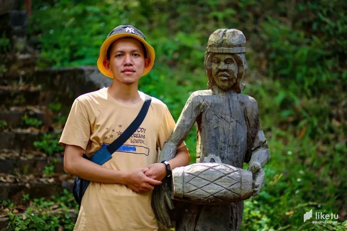 Check-in to Mang Den wooden statue garden
