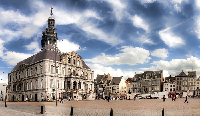 Đi dạo quanh Tòa thị chính và Quảng trường Chợ là điểm tham quan và hoạt động hàng đầu ở thành phố Maastrich