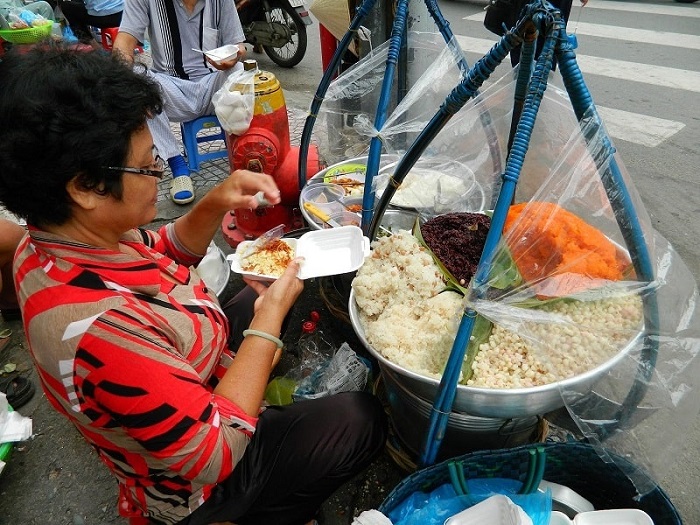 Gánh hàng xôi là gian hàng ẩm thực không thể bỏ qua khi đến chợ Bến Tre