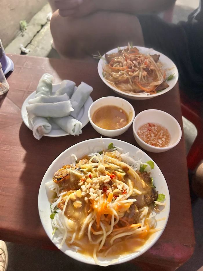 Quán bún thịt nướng ngon ở Huế 