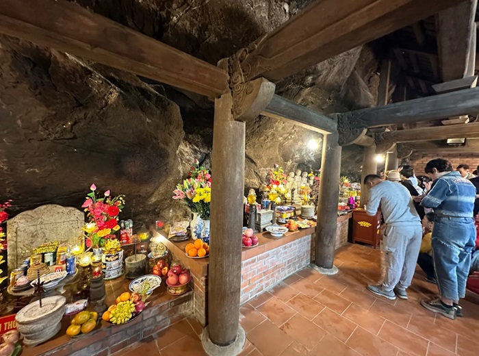 chùa Một Mái Yên Tử - ban thờ