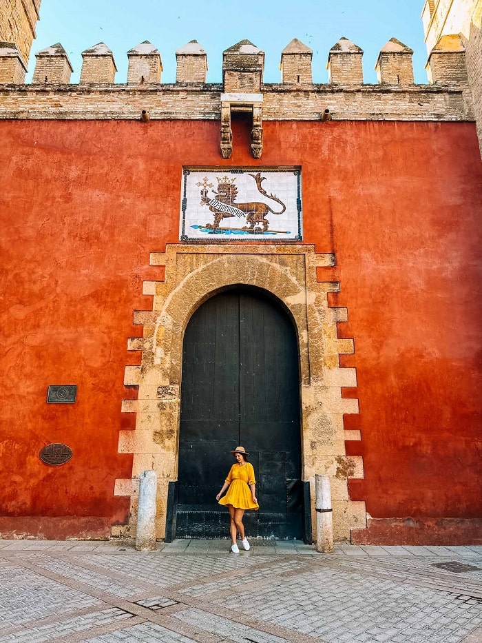 Puerta del Leon là địa điểm tham quan ở phố cổ Santa Cruz Tây Ban Nha