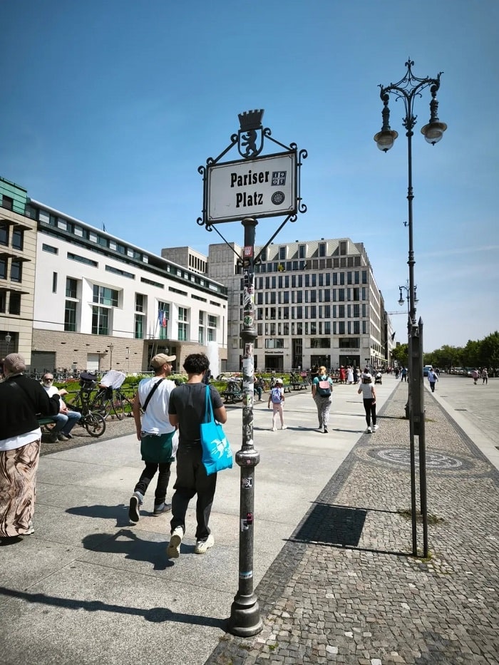 Unter den Linden là điểm tham quan ở quảng trường Pariser Platz