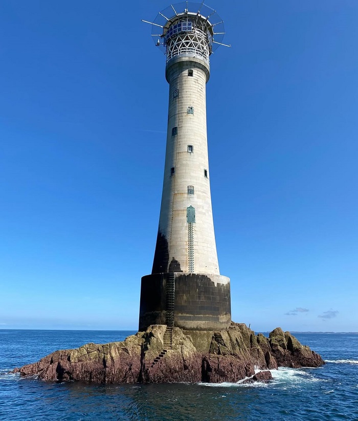 Bishop Rock là hòn đảo nhỏ nhất thế giới mang vẻ đẹp độc đáo