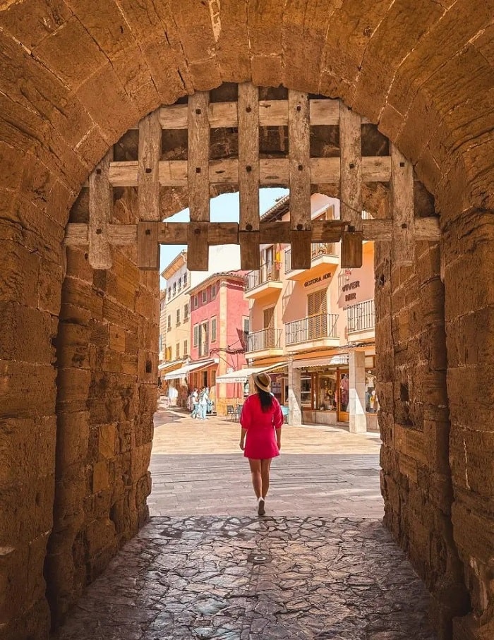 Hãy dạo bước qua những cánh cổng thời trung cổ là điều nên làm ở phố cổ Alcudia 