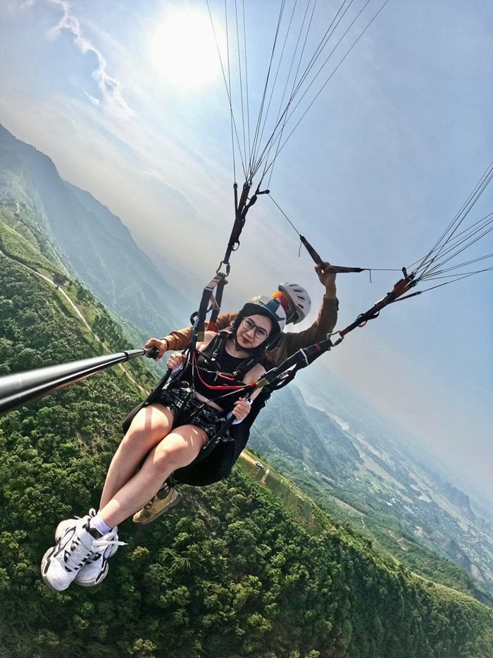 du lịch Hoà Bình chơi gì - Bay dù lượn tại Đồi Bù