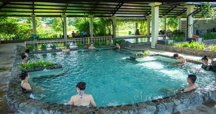 du lịch Hoà Bình chơi gì - Tắm suối khoáng nóng Kim Bôi