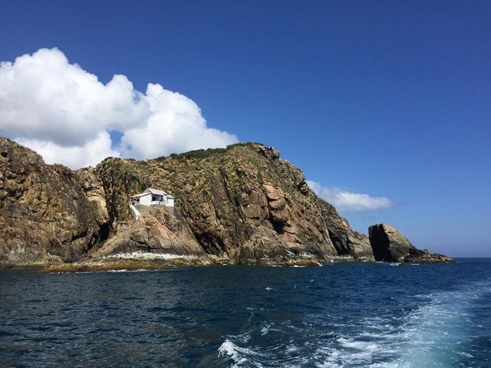 Hệ thống hang động kỳ vĩ ở đảo Yến Bình Định