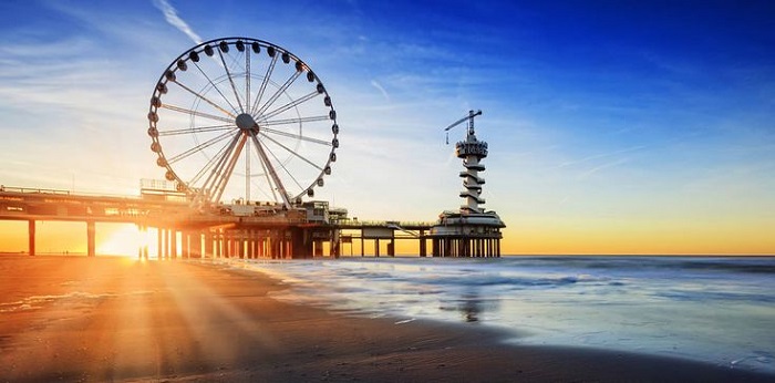 Dạo biển ngắm hoàng hôn lãng mạn là hoạt động thú vị ở biển Scheveningen Hà Lan