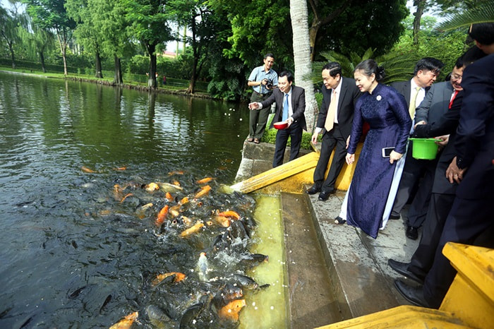 nhà sàn Bác Hồ Hà Nội - ao cá