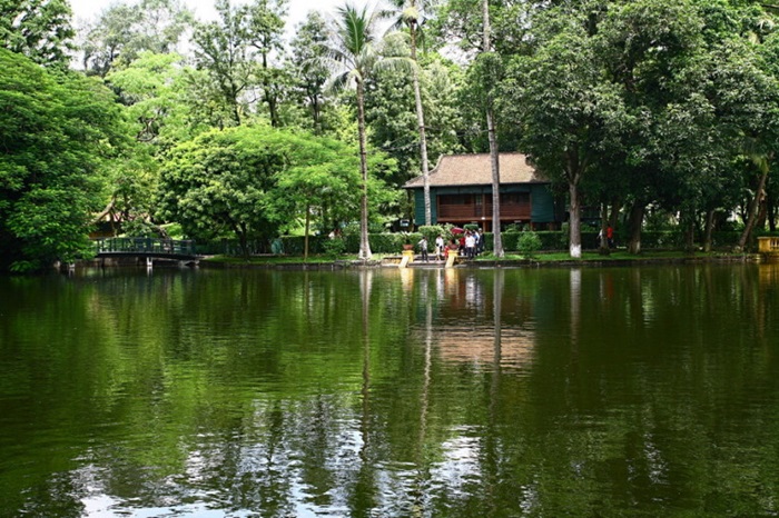 nhà sàn Bác Hồ Hà Nội - cảnh quan