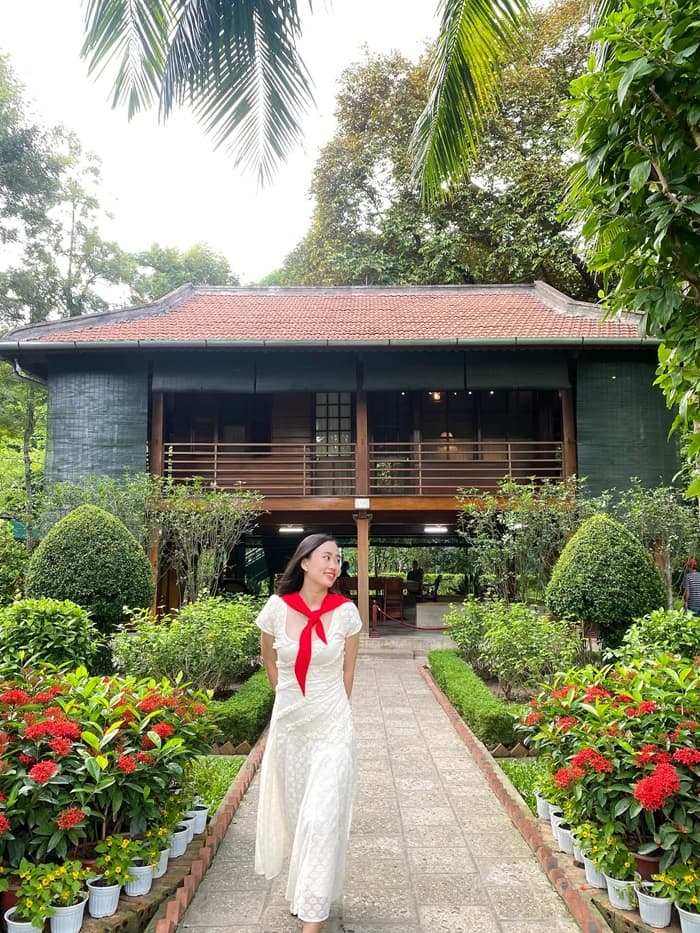nhà sàn Bác Hồ Hà Nội - bên ngoài