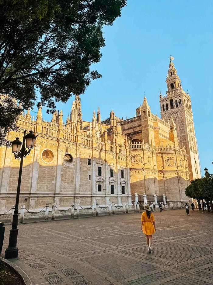 Nhà thờ Seville là địa điểm tham quan ở phố cổ Santa Cruz Tây Ban Nha