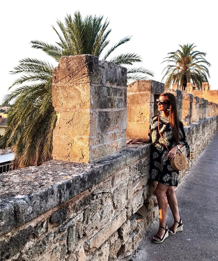 dạo quanh những bức tường thành thời Trung cổ là điều nên làm ở phố cổ Alcudia 