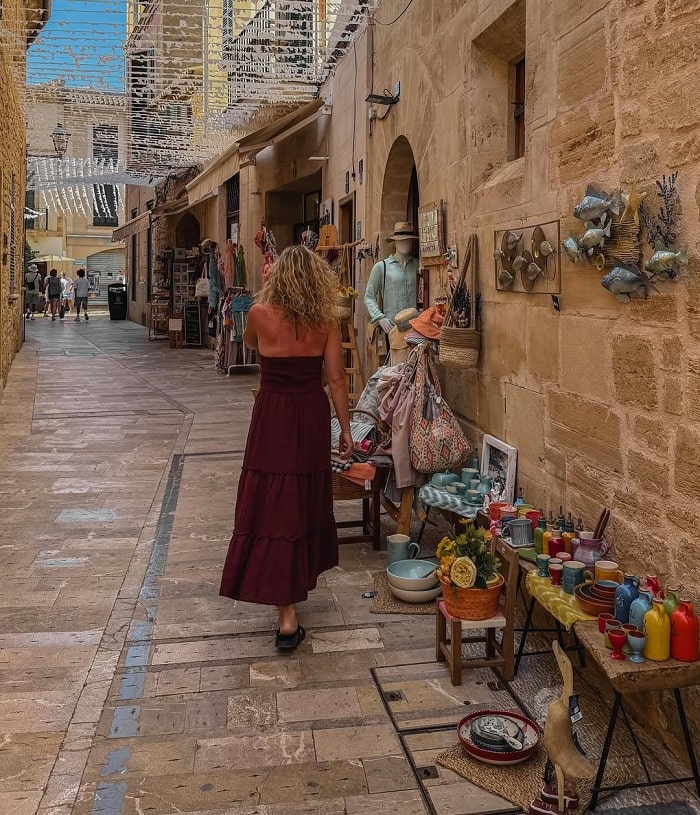 Băng qua khu phố cổ dọc theo con phố chính là điều nên làm ở phố cổ Alcudia 